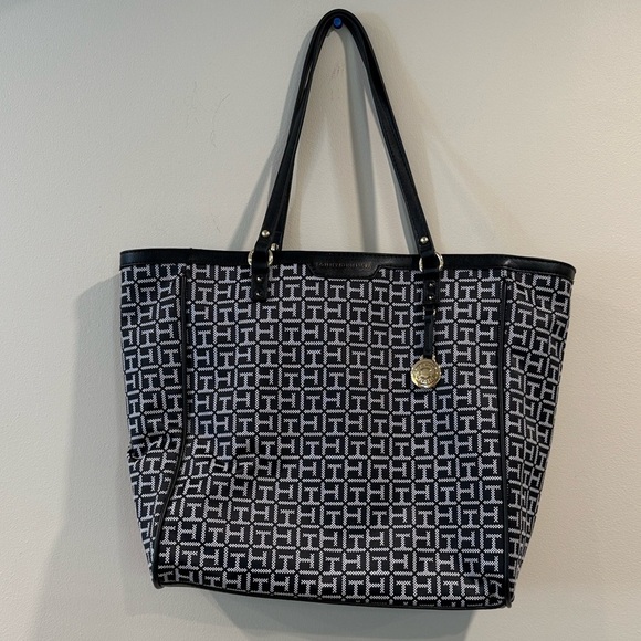 Tommy Hilfiger Handbags - 🔥Tommy Hilfiger Black and White Tote Bag🔥